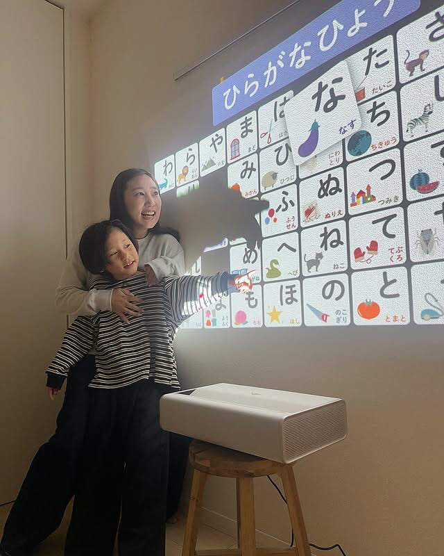 おうちリトミックのやり方や教材を解説｜プロジェクターの大画面で楽しく