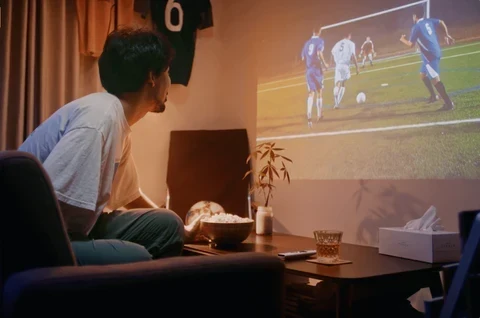 DAZN(ダゾーン)を大画面で｜プロジェクターでスポーツ観戦する方法
