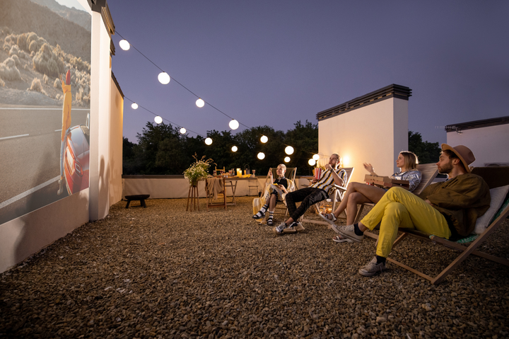 外でも壊さない！プロジェクターの防水・結露対策ガイド｜屋外シアターを安全に楽しむアイデア