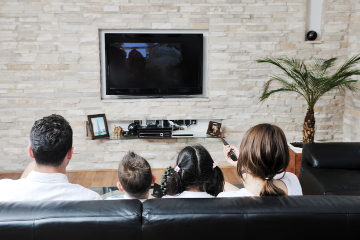 テレビのサイズ選びで迷ったら？部屋の広さ別おすすめインチと圧迫感をゼロにする方法